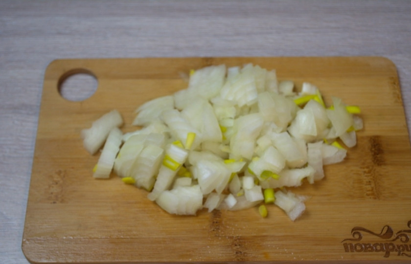 1. Этап. Мясо под соусом сметанным: Пока мясо варится, очистите и нарежьте кубиками репчатый лук.