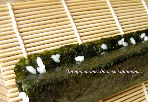 1. Этап. Роллы Цветок: На конец нори выложите несколько рисинок, для 