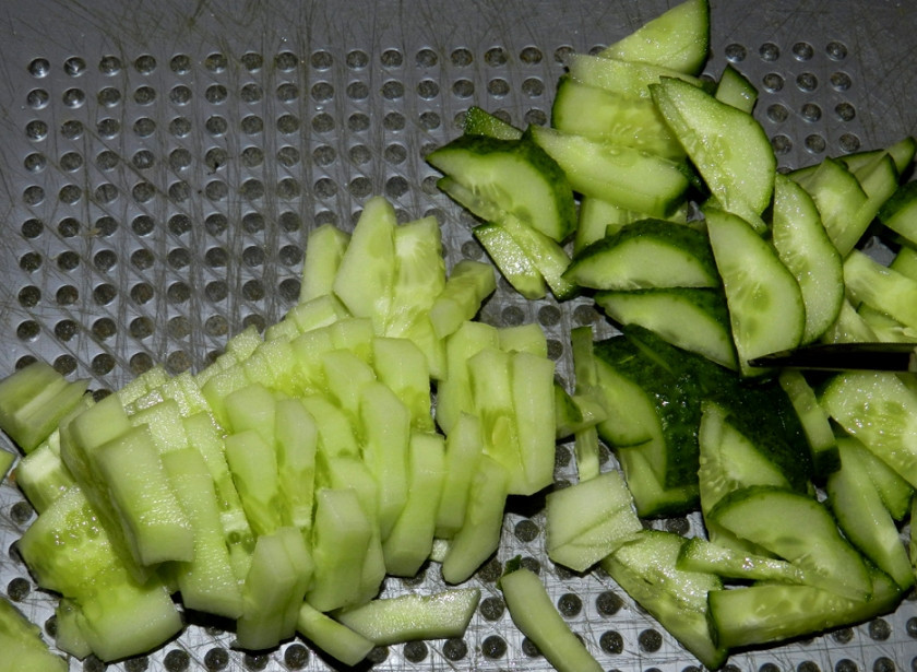 1. Этап. Шаурма из лаваша с курицей: 5. Далее можно заняться овощами. Вымыть и нарезать мелко огурчик. В данном случае я использую свежий, но также отлично подойдет маринованный.