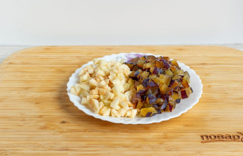 1. Этап. Яблоки, фаршированные карамелизированной сливой: Нарежьте отложенную мякоть яблока и сливу небольшими кусочками.