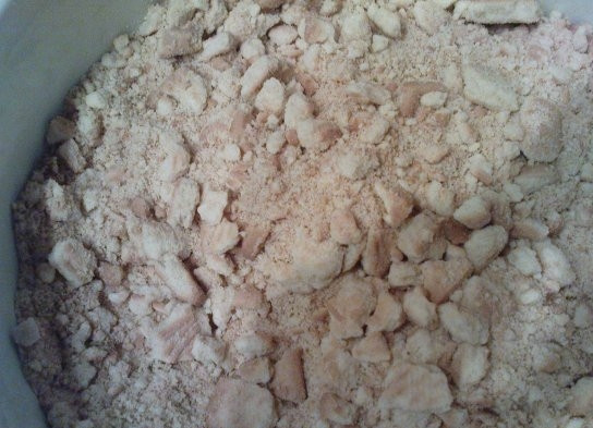 1. Этап. Пирожное Колбаска из печенья: Печенье нужно измельчить. Делать это лучше руками. Дело в том, что нам нужно получить не муку, а небольшие кусочки печенья. Поэтому блендер здесь не подойдёт.