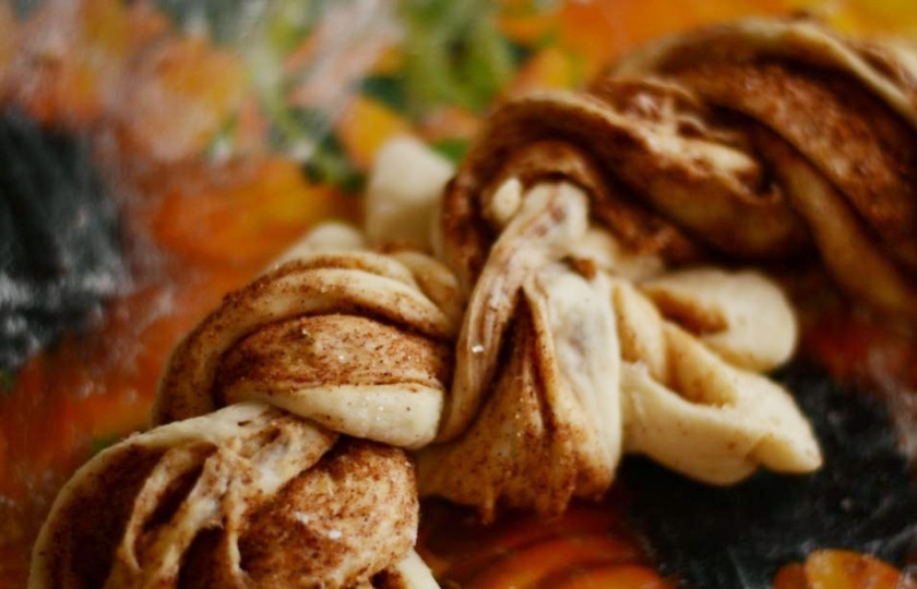 1. Этап. Крендель с корицей: Скрепите края косы, тем самым свернув крендель в кольцо.