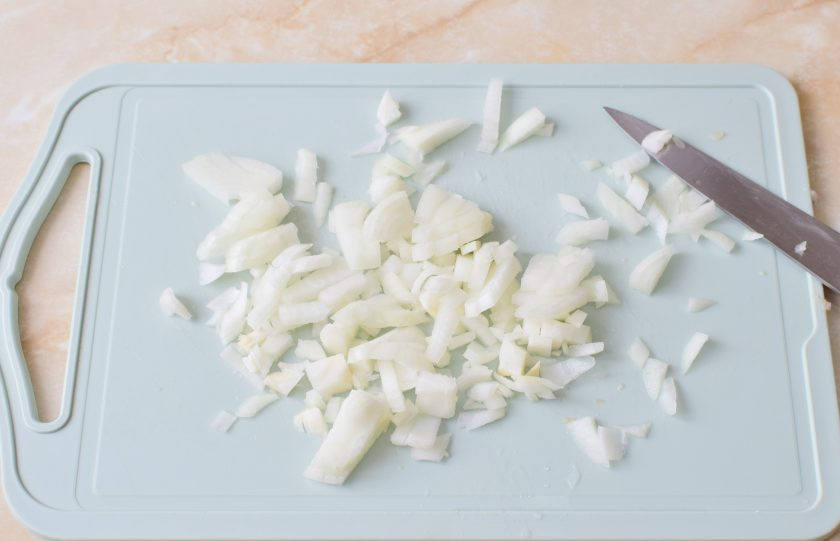 1. Этап. Фрикасе из курицы классическое: В это время очистите и мелко нарежьте лук.