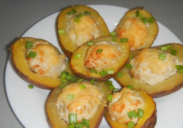 1. Этап. Картофель, запеченный с фаршем: Готовую картошку подать можете, украсив зеленью. Приятного аппетита!