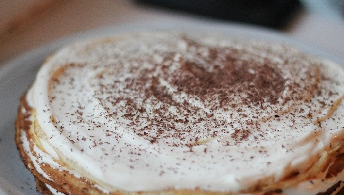 1. Этап. Блинный пирог: 7. Украсьте блинный пирог в домашних условиях тертым шоколадом, глазурью или мармеладом, например. Теперь пирог лучше всего оставить на пару часов, чтобы он пропитался. После этого приступайте к дегустации и угощайте родных.