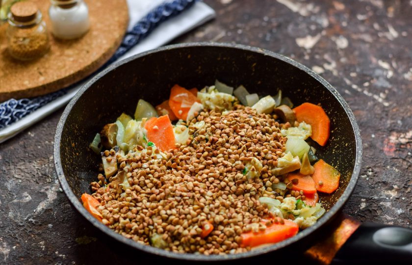 1. Этап. Гречка с фаршем и грибами: После всыпьте в сковороду к фаршу и овощам гречневую крупу.