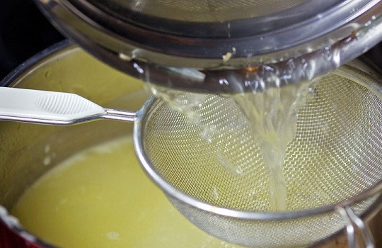 1. Этап. Суп-пюре с курицей: 11. После процедите в эту кастрюлю оставшийся бульон. Варите на среднем огне.