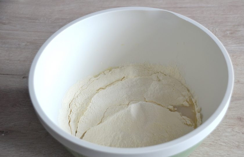 1. Этап. Лепешки Оби-нон: Добавьте просеянную муку.