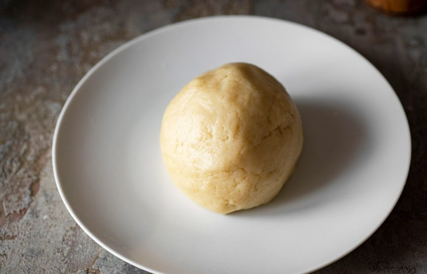 1. Этап. Хрустящие солeные палочки к пиву: Должно получиться однородное, мягкое тесто, как пластилин.