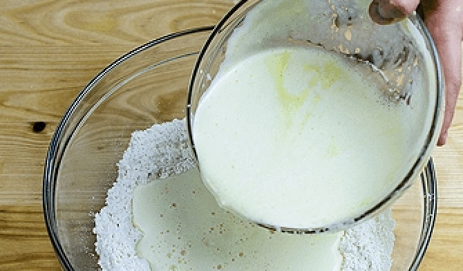 1. Этап. Вафли гофре: В другой посуде смешайте муку, соду и соль. Затем влейте к ним молочную массу и перемешайте всё миксером.