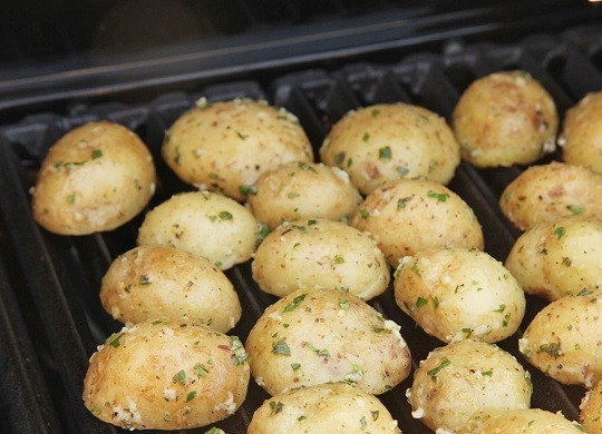 1. Этап. Картофельные дольки в специях: 3. Разогрейте гриль, выложите картофель. Также этот рецепт приготовления картофельных долек в специях подойдет для решетки мангала. Очень удобно печь ее на природе.