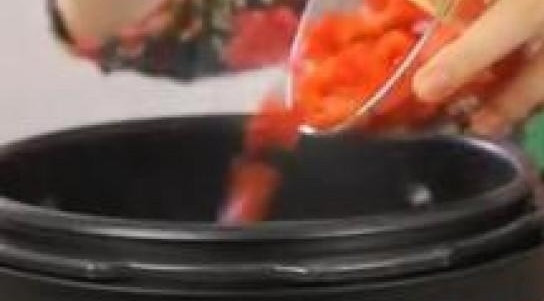 1. Этап. Говяжьи ребрышки в мультиварке: 6. Когда говяжьи ребрышки будут почти готовы, добавляем к ним в чашу помидоры. Накрываем крышкой и продолжаем тушить блюдо еще примерно 40 минут.