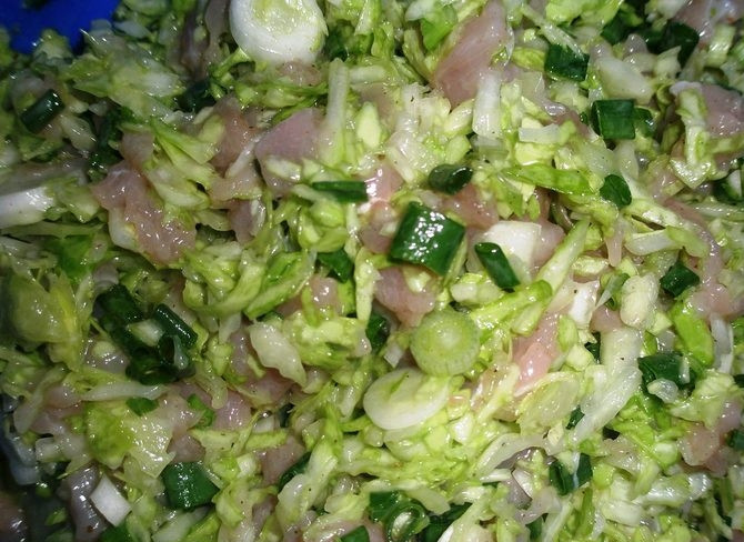 1. Этап. Манты Пак-чой: Пока займитесь начинкой. Мясо мелко нарубите. Капусту промойте, обсушите и нашинкуйте. Смешайте эти ингредиенты с 50 мл растительного масла и 75 г сливочного. Добавьте перец, приправу и соль. Начинку перемешайте.