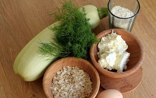 1. Этап. Оладьи из кабачков на сковороде: Подготовьте необходимые продукты. Кабачок и зелень вымойте.