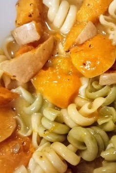 1. Этап. Карбонара с тыквой и хрустящим чесноком: Отварить пасту в соответствии с инструкцией (в моём случае 8 минут) до состояния аль денте. Слить воду, сохранив 100 -200 мл жидкости. Смешать пасту с тыквой. Тушить 2 минуты. Затем оставить 