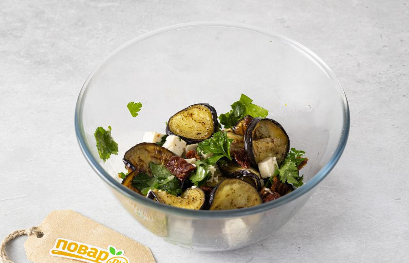 1. Этап. Салат с баклажанами и вялеными помидорами: Добавьте теплые баклажаны в салат. Заправьте его и аккуратно перемешайте. Подавайте теплым.