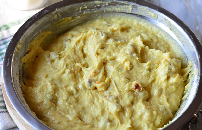 1. Этап. Пышный кулич: Перемешайте тесто с изюмом и оставьте под полотенцем на 45-50 минут — для подъема.