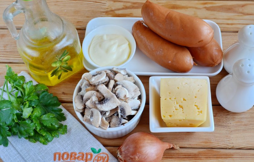 1. Этап. Сардельки, фаршированные сыром и грибами: Подготовьте продукты: грибы порежьте пластинками, лук — полукольцами, а с сарделек снимите оболочки.