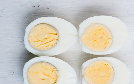 1. Этап. Салат из авокадо, яиц и огурцов: Очистим яйца, нарежем их на дольки.