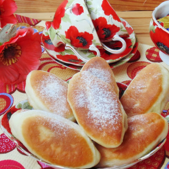 Жареные пирожки со сливовым джемом