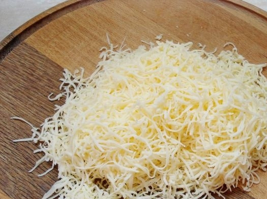 1. Этап. Перец, фаршированный колбасой и сыром: 6. Сыр натрите на терке.