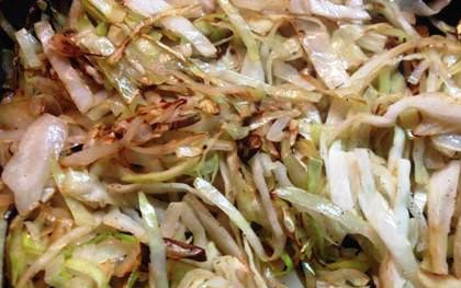 1. Этап. Свежая капуста жареная: Отправляем овощ на очень горячую сковороду с растительным маслом. Жарить капусту на сковороде необходимо в течение 10 минут.