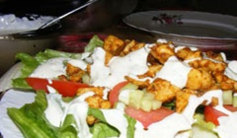 1. Этап. Летний салат с курицей: Дальше выкладываем на большое плоское блюдо ровный слой пекинской капусты. Сверху на ней распределяем в художественном беспорядке сначала помидоры и после огурцы. Потом - обжаренную курочку. Поливаем аппетитные продукты заправкой и сервируем готовый салат к столу.