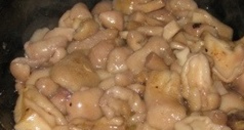 1. Этап. Маслята, жареные с луком: Жарим грибы на подсолнечном масле, они должны зарумянится.