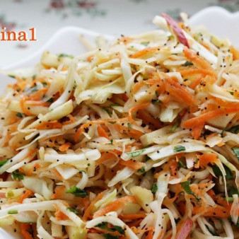 Капустно-морковный салат с яблоком