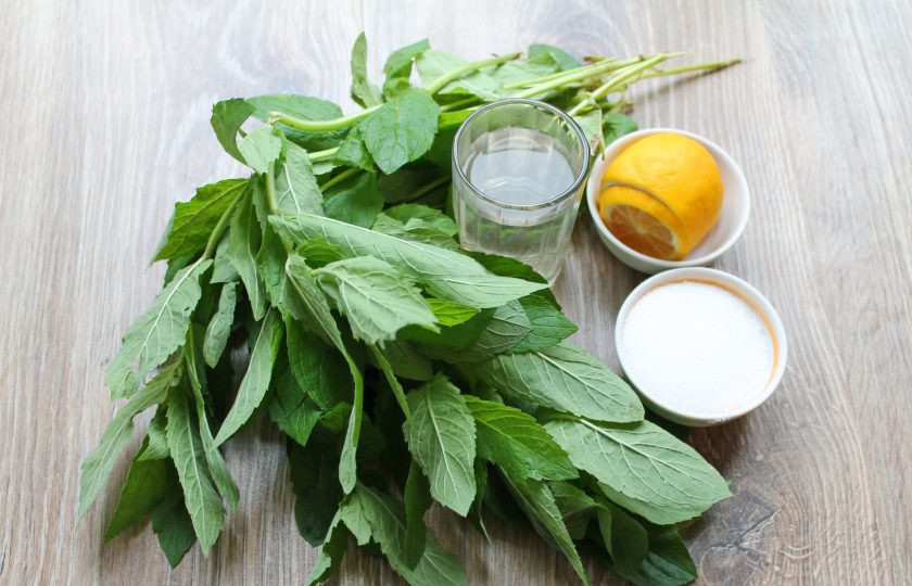 1. Этап. Варенье из мяты с лимоном: Подготовьте все необходимые ингредиенты для приготовления варенья из мяты с лимоном.