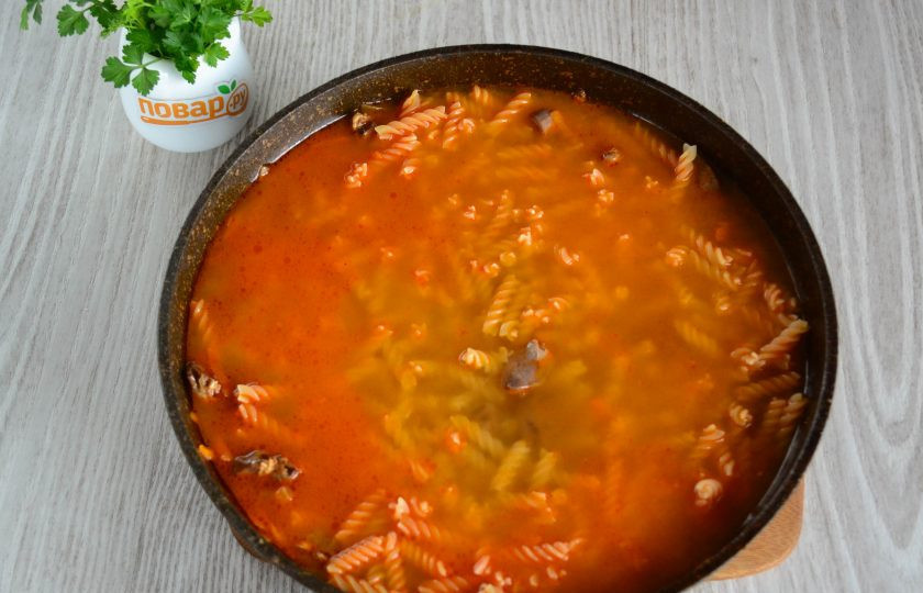 1. Этап. Куриные сердечки с макаронами: Залейте макароны водой, чтобы она их слегка покрывала. Накройте сковороду крышкой и тушите на среднем огне до мягкости макарон.