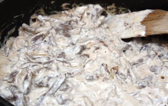 1. Этап. Бефстроганов с укропом: 5. Следующее, что мы делаем, добавляем в мясо сметану. Размешиваем, и даем нашему блюду немного покипеть. Затем выключаем и выкладываем в тарелку.