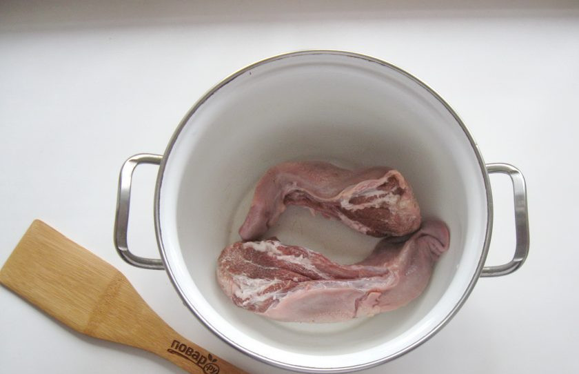 1. Этап. Борщ с языком: Свиные языки предварительно нужно вымочить. Выложите их в кастрюлю, налейте воду и подержите 40-50 минут. После хорошо помойте и выложите в чистую кастрюлю.