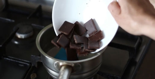 1. Этап. Пончики печеные: 4. Нагрейте глазурь до кипения. Положите разломанный на кусочки шоколад. Выключите кастрюлю. Помешайте, шоколад должен расплавиться.