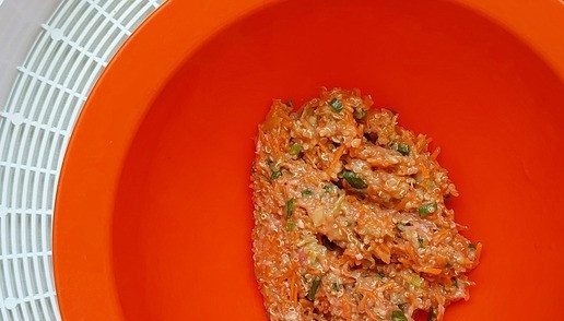 1. Этап. Наггетсы из индейки с овощами: Перемешать. Рукой удобнее