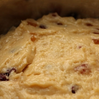 1. Этап. Польский кулич: Берем форму для выпекания, смазываем сливочным маслом. Выкладываем в нее наше тесто.