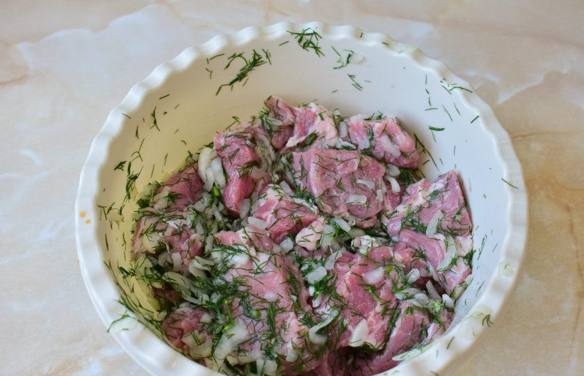 1. Этап. Шашлык в шампанском: За это время мясо можно 1-2 раза перемешать.