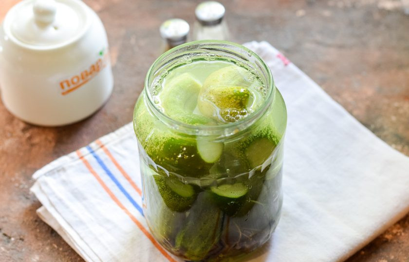 1. Этап. Маринованные огурцы по-немецки: Залейте в банку холодную воду.