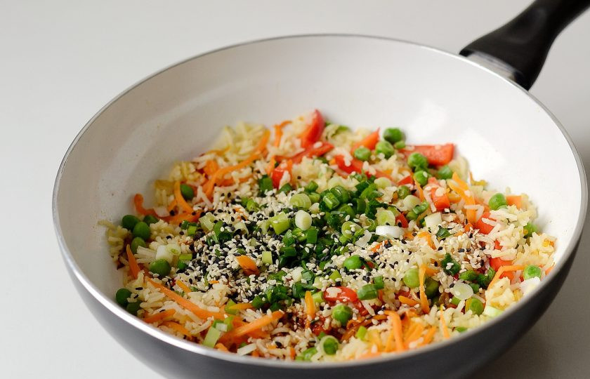 1. Этап. Вок рисом и овощами: В самом конце влейте соевый соус. Добавьте зеленый лук и кунжут, перемешайте.