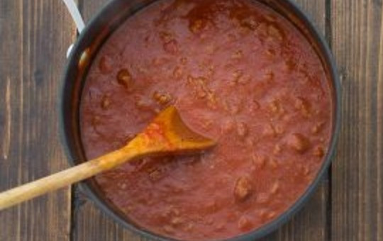 1. Этап. Итальянский ужин дома: Добавьте соус, уменьшите огонь до минимума и тушите еще минут 20.