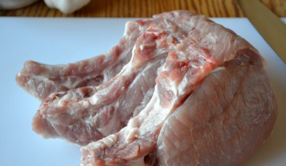 1. Этап. Мясо на косточке в духовке: Мясо помоем и обсушим. Надрежем возле косточки, но не до конца.