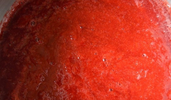 1. Этап. Ткемали: Полученный соус доведите до кипения. Всыпьте в него все специи, соль и сахар. Варите массу 5-10 минут на слабом огне.