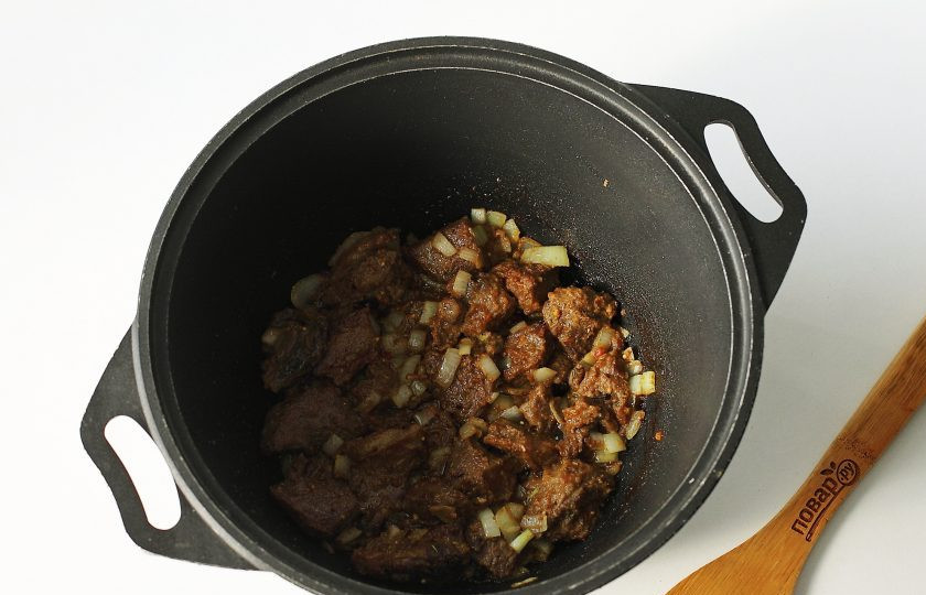 1. Этап. Баранина тушеная с квашеной капустой: Обжарьте все вместе до готовности лука.