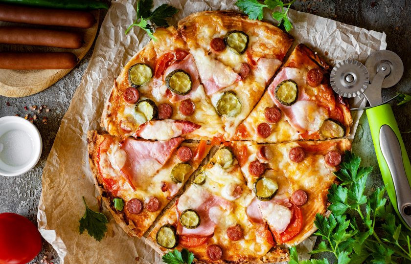 1. Этап. Пицца Виктория: Готовую пиццу нарежьте порционно и сразу же подавайте к столу.