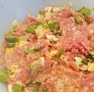 1. Этап. Пуэрториканские слойки от Йотама Оттоленгги: Мелко нарезать кинзу и зелёный лук. В большой салатнице соединить фарш, натёртое яблоко, томатное пюре, панировочные сухари, яйцо, горчицу, соль, а также 3/4 кинзы и 3/4 зелёного лука., оставив 1/4 для подачи. Тщательно перемешать.