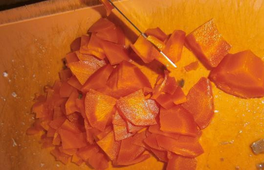 1. Этап. Салат из консервированных кальмаров и шампиньонов: Морковку тоже следует отварить и порезать кубиками.