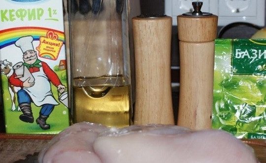 1. Этап. Куриное филе в кефире на сковороде: 1. Набор ингредиентов простой и довольно скромный.