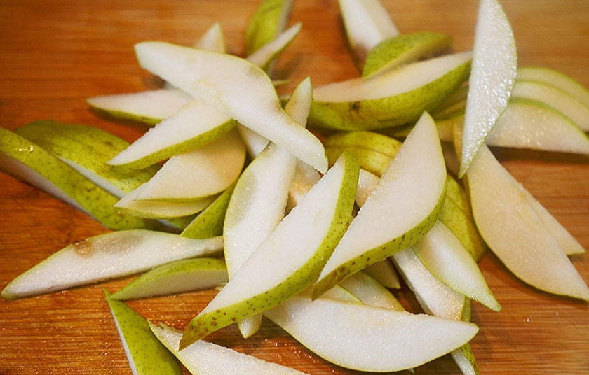 1. Этап. Магрибский грушевый пирог: 10. Груши нарежьте дольками.