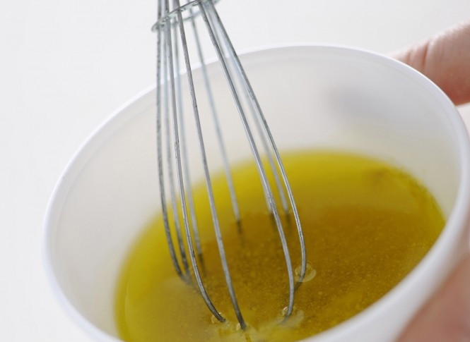 1. Этап. Летний салат Ароматный: 3. Приготовьте соус. В миске соедините щепотку соли и перца, уксус и горчицу. Перемешайте все вместе венчиком, в конце добавьте 4-5 столовых ложек оливкового масла и снова хорошо перемешайте.