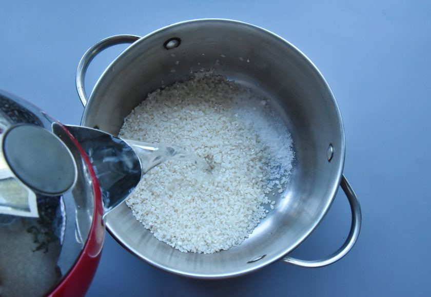 1. Этап. Суп Том ям с мидиями: Влейте в кастрюлю с рисом кипяток в соотношении 1:1,5.